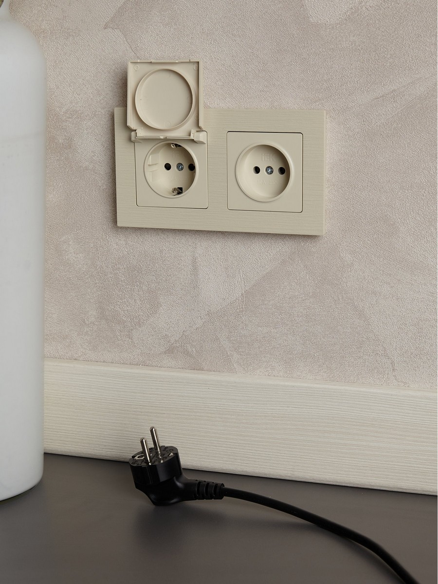 IEK Brite Бежевый Розетка IEK BRITE с/з с шторками и крышкой 16А IP20 РСбш10-3-БрКр бежевый BR-R16-16-K10