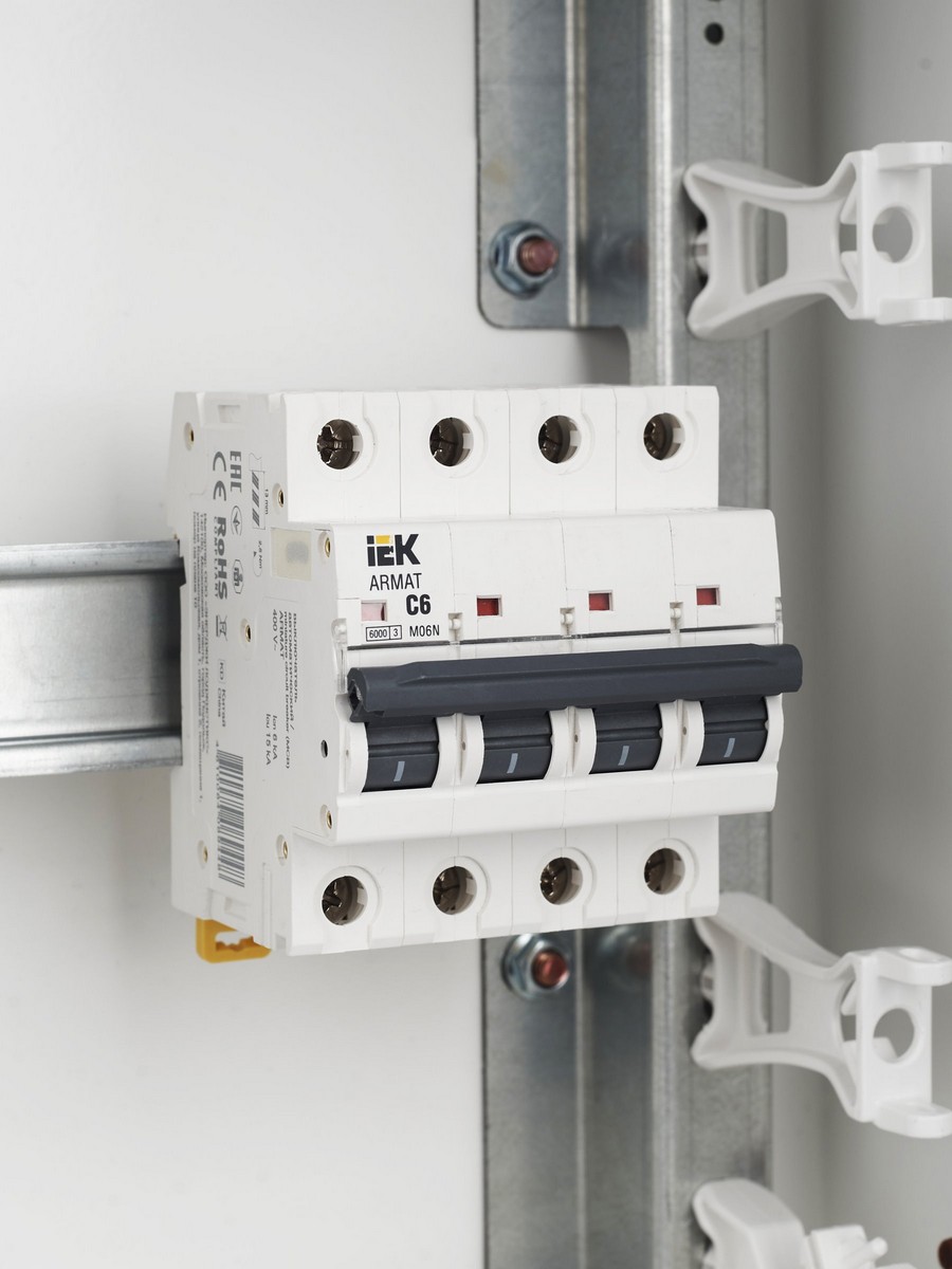 4 полюсные (четырехполюсные) Автоматический выключатель IEK ARMAT M06N 4P C 6А AR-M06N-4-C006 