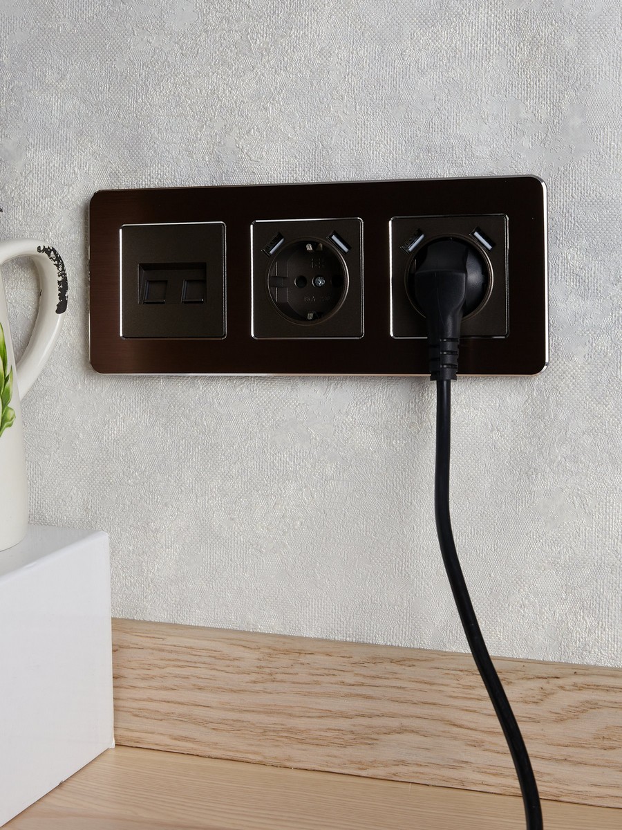 IEK Brite Рамки Рамка IEK BRITE DECOR Коричневый металл. скругл.угол 3-мест. РУ-3-1-Бр RE AL BR-M32-M-21-K30