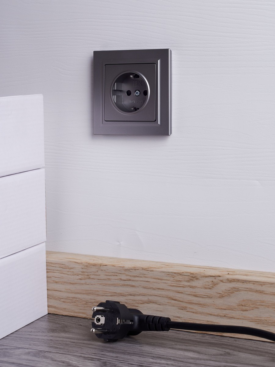 Розетка IEK BRITE Сталь с з/к/ш 16А в сборе РСР14-1-0-БрС BR-R14-16-K46-F