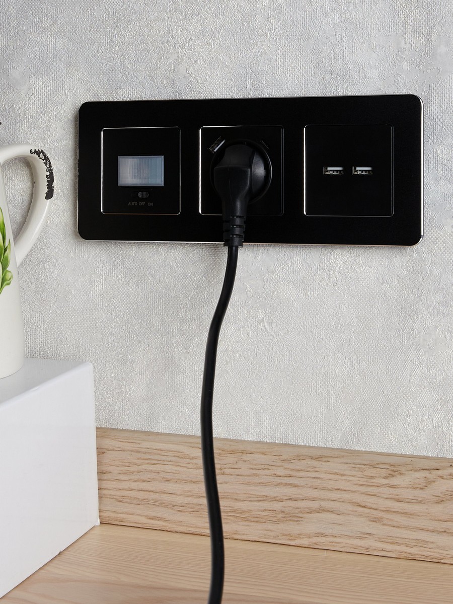 Датчик движения IEK BRITE BASE Черный ДС10-1-БрЧ BR-MS10-N-150-05-K02