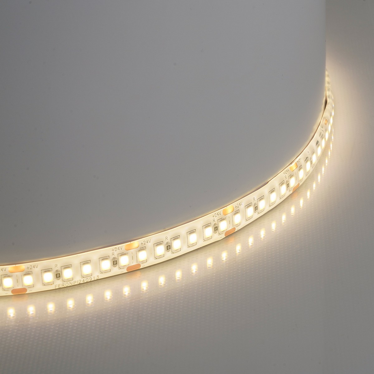 Лента светодиодная Feron LS512 180SMD(2835)/м 16Вт/м 24V 4000К IP65 5 метров 51826