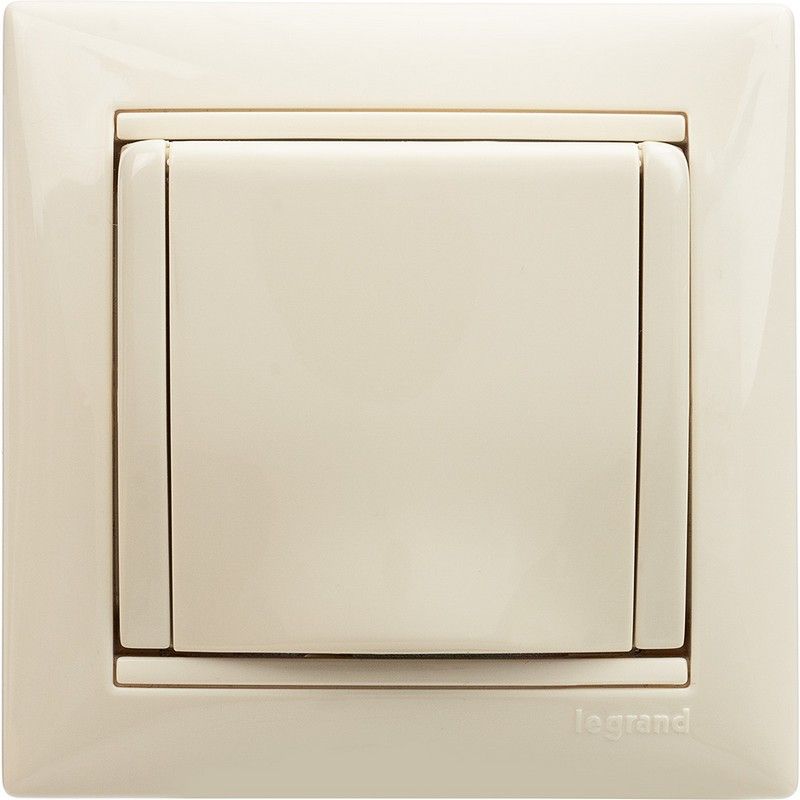 Legrand Valena Classic Кремовый Розетка Legrand Valena Крем 1-ая с/з с крышкой 774322