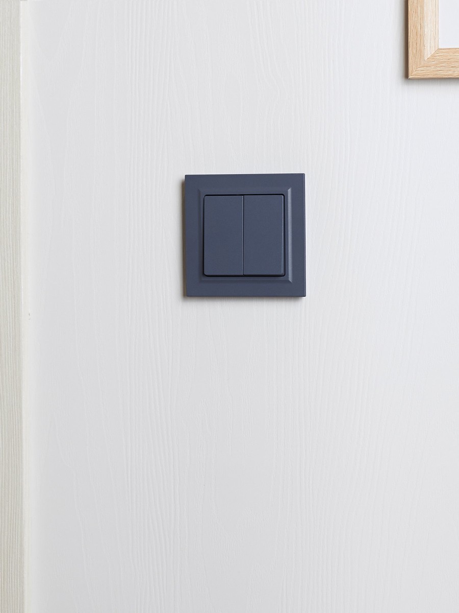 Рамка IEK BRITE 1-местная IP44 РУ-1-БрМ-44 маренго BR-M12-44-K35