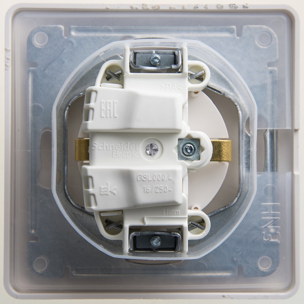 Розетка Systeme Electric Glossa Перламутр с/з со шторками с крышкой, 16А, GSL000648