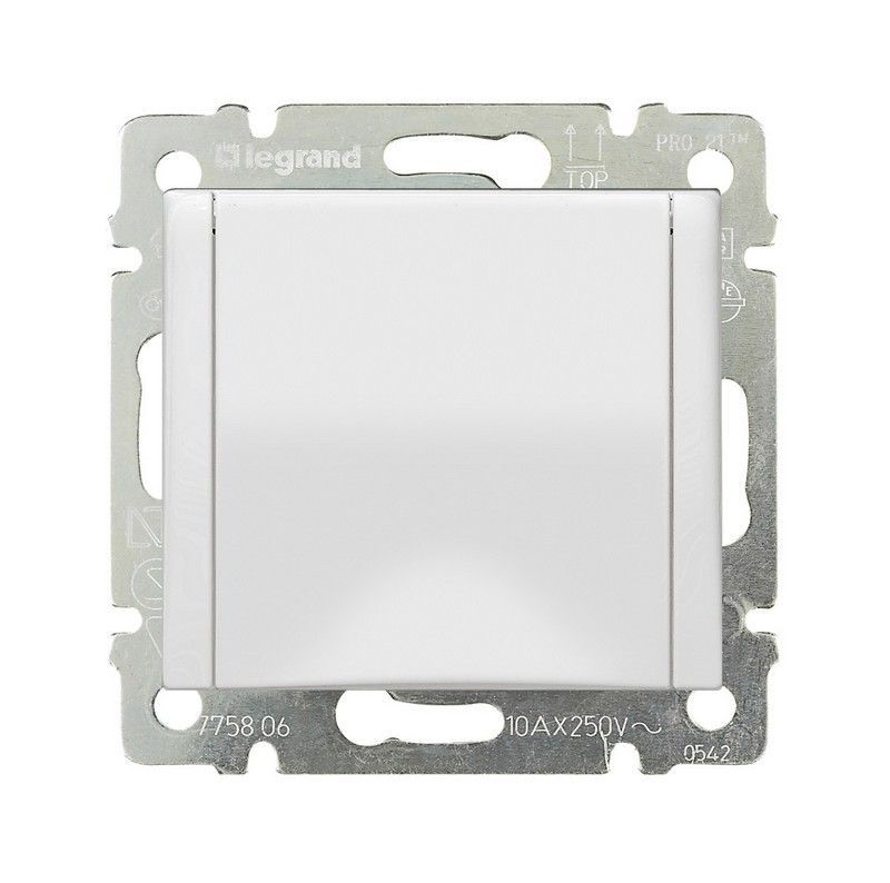 Legrand Valena Classic Белый Розетка Legrand Valena белый 1-ая с/з с крышкой 774422