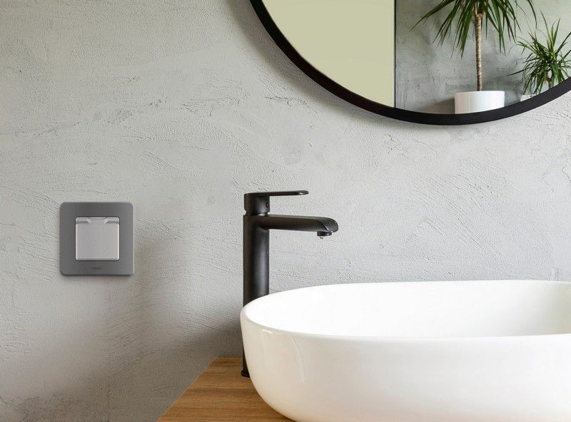 Legrand Inspiria Алюминий Розетка Legrand INSPIRIA Алюминий с заземлением IP 44 с откидной крышкой и шторками 16А 250 В 673742