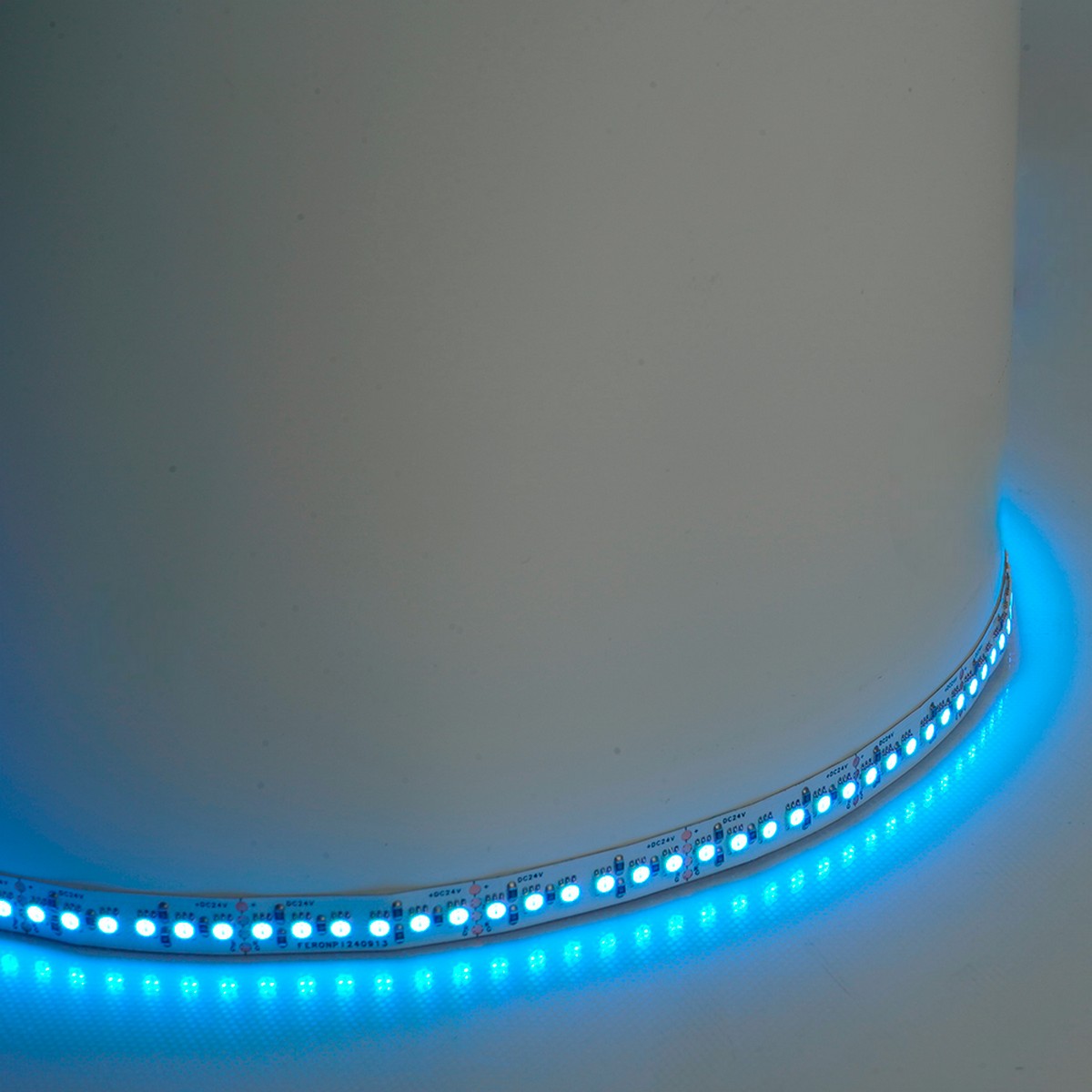 Светодиодная лента RGB Лента светодиодная Feron LS502 180SMD(5050)/м 16Вт/м 24V IP20 RGB 5 метров 51824 