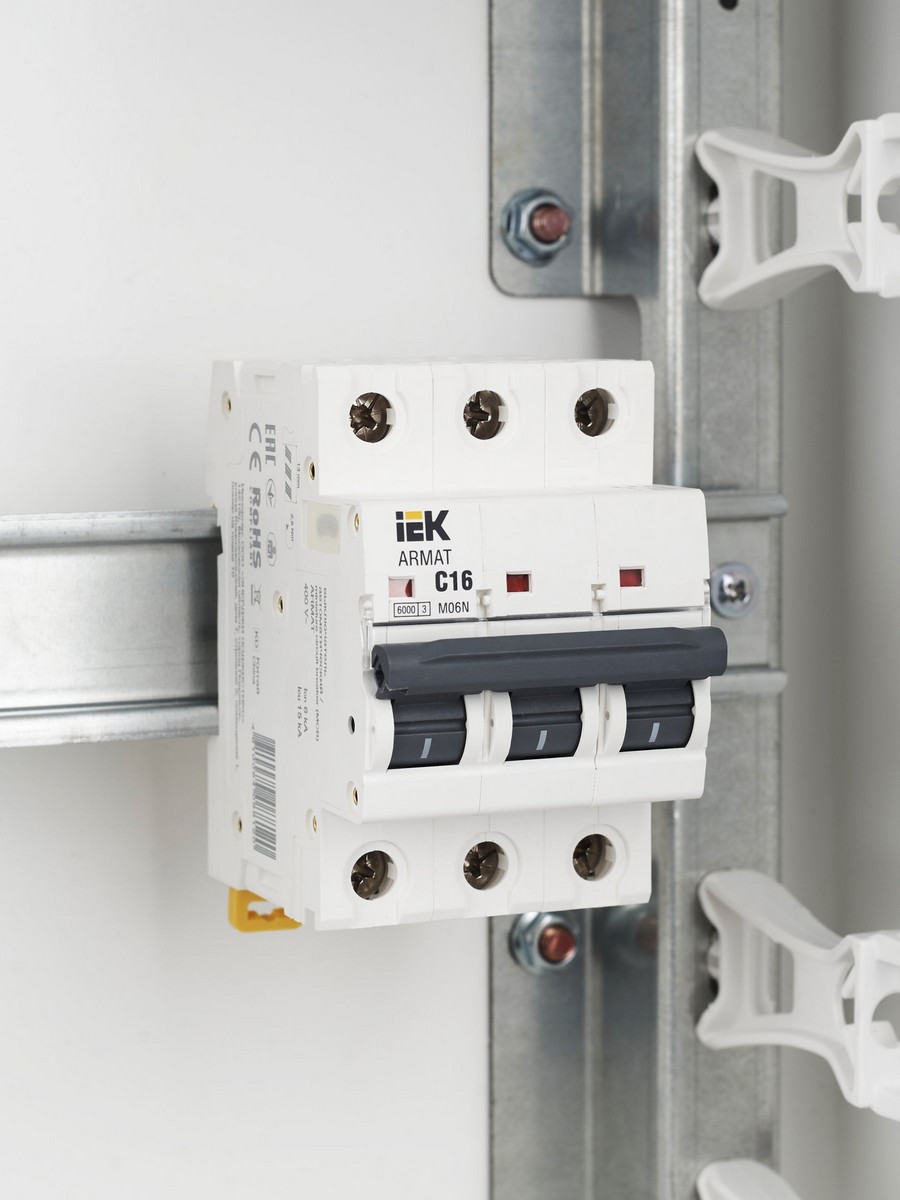 3 полюсные (трехполюсные) Автоматический выключатель IEK ARMAT M06N 3P C 16А AR-M06N-3-C016 