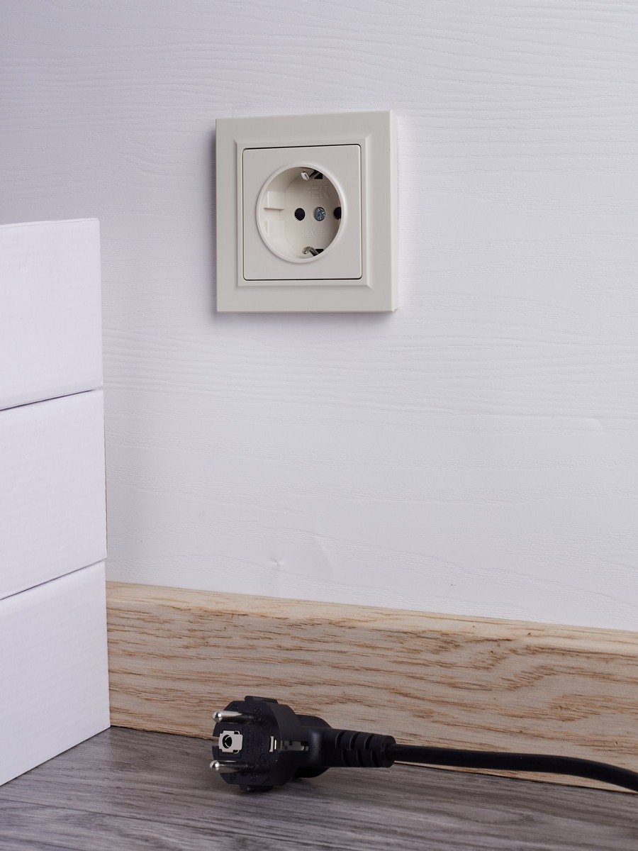 Розетка IEK BRITE Бежевый с з/к/ш 16А в сборе РСР14-1-0-БрКр BR-R14-16-K10-F