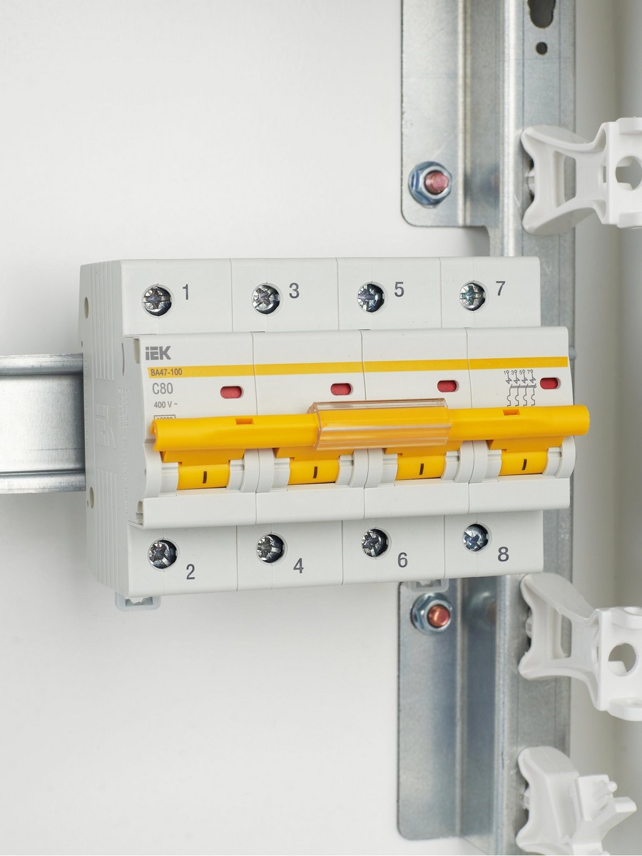 4 полюсные (четырехполюсные) Автоматический выключатель IEK KARAT ВА 47-100 4Р 80А 10 кА х-ка С MVA40-4-080-C 
