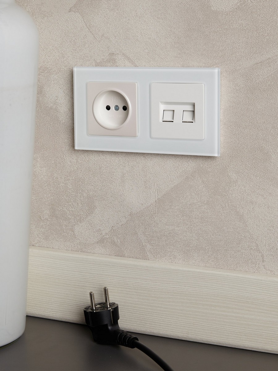 IEK Brite Рамки Рамка IEK BRITE DECOR Белый матовый стекло 2-м РУ-2-2-Бр BR-M22-G-31-K01