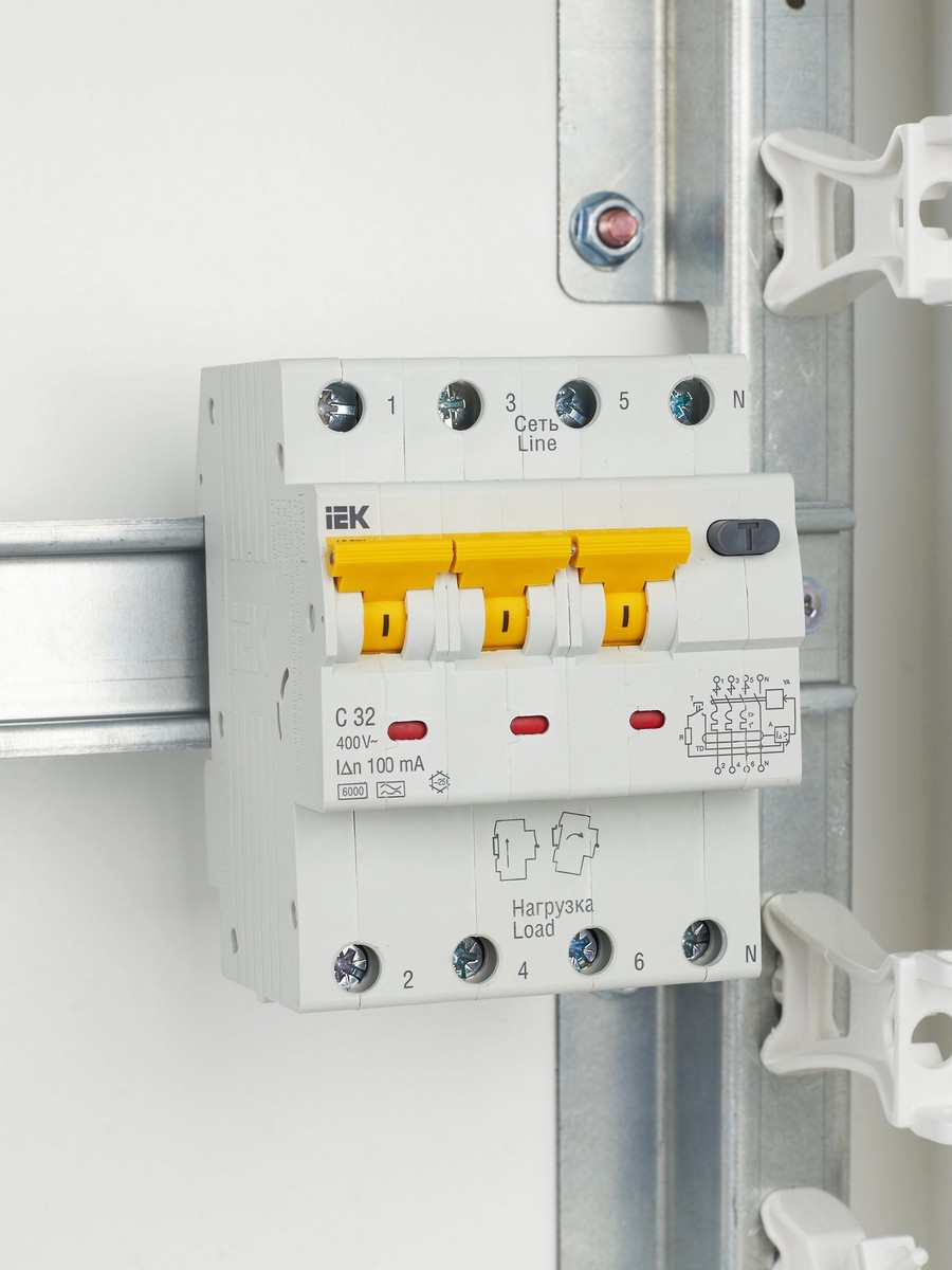 IEK Дифференциальный автоматический выключатель IEK KARAT АВДТ 34 C32 100мА MAD22-6-032-C-100 