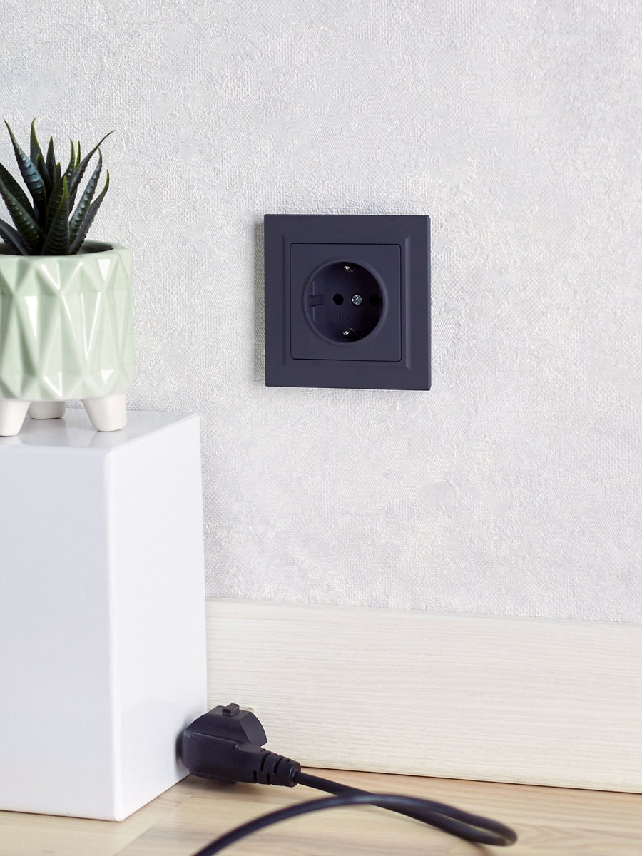 IEK Brite Графит Розетка IEK BRITE 1-местная с заземлением с защитными шторками 16А РС14-1-0-БрГ графит BR-R14-16-K53