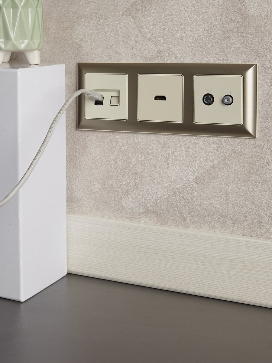 IEK Brite Рамки Рамка IEK BRITE DECOR Шампань/беж 3D-форма 3-м РУ-3-Бр BR-M32-12-3-K10