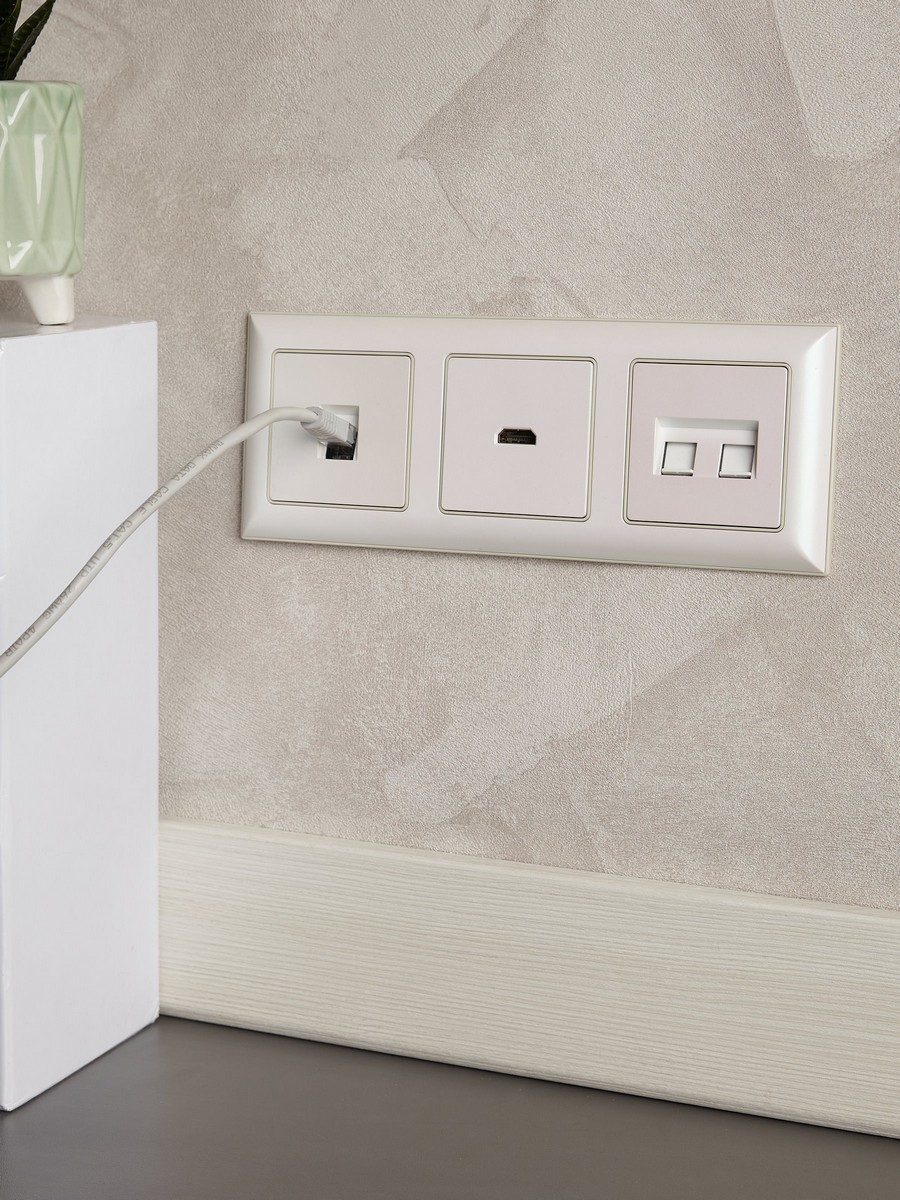 IEK Brite Рамки Рамка IEK BRITE DECOR Жемчуг/беж 3D-форма 3-мест. РУ-3-Бр BR-M32-12-1-K10