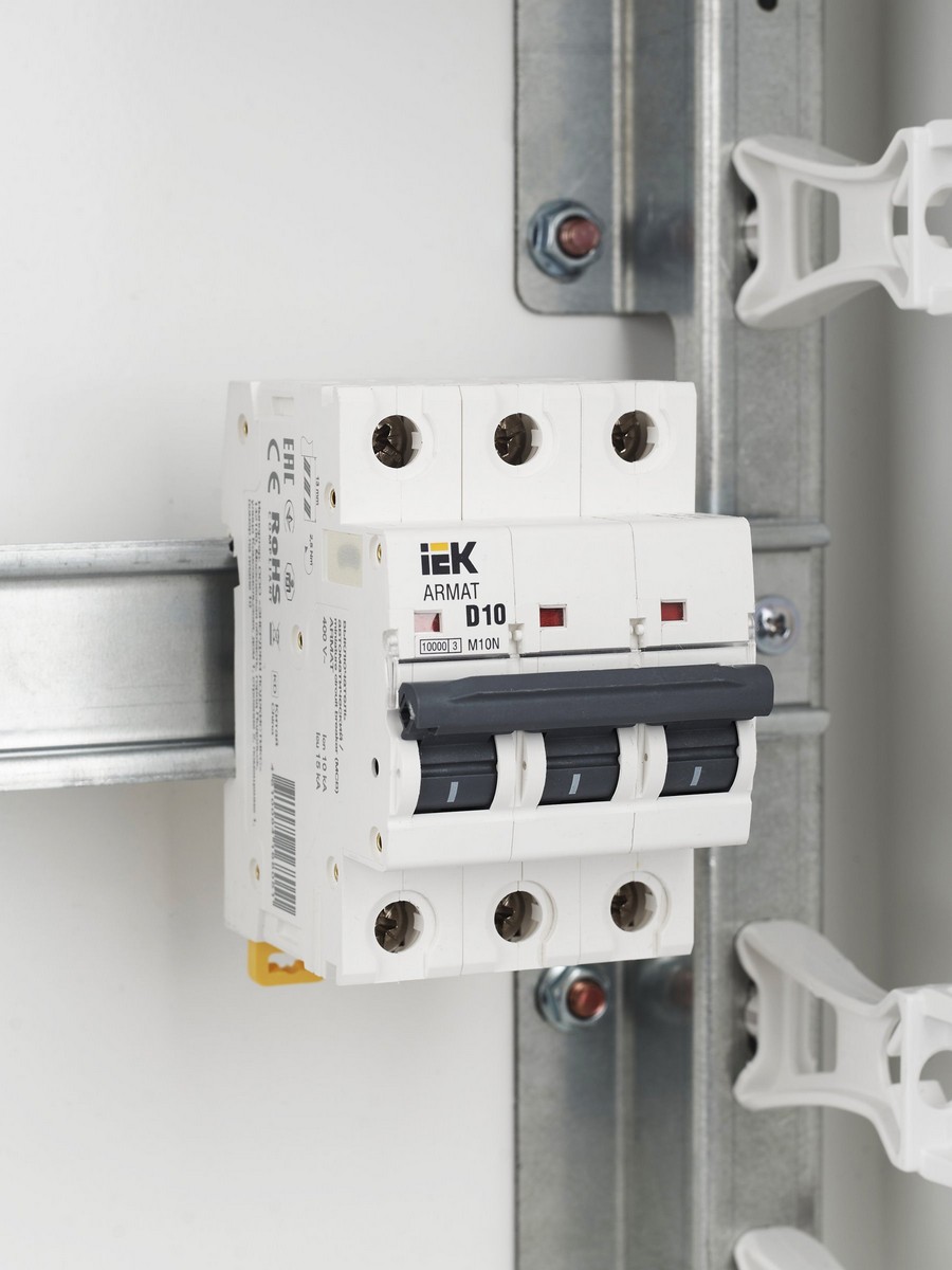 3 полюсные (трехполюсные) Автоматический выключатель IEK ARMAT M10N 3P D 10А AR-M10N-3-D010 