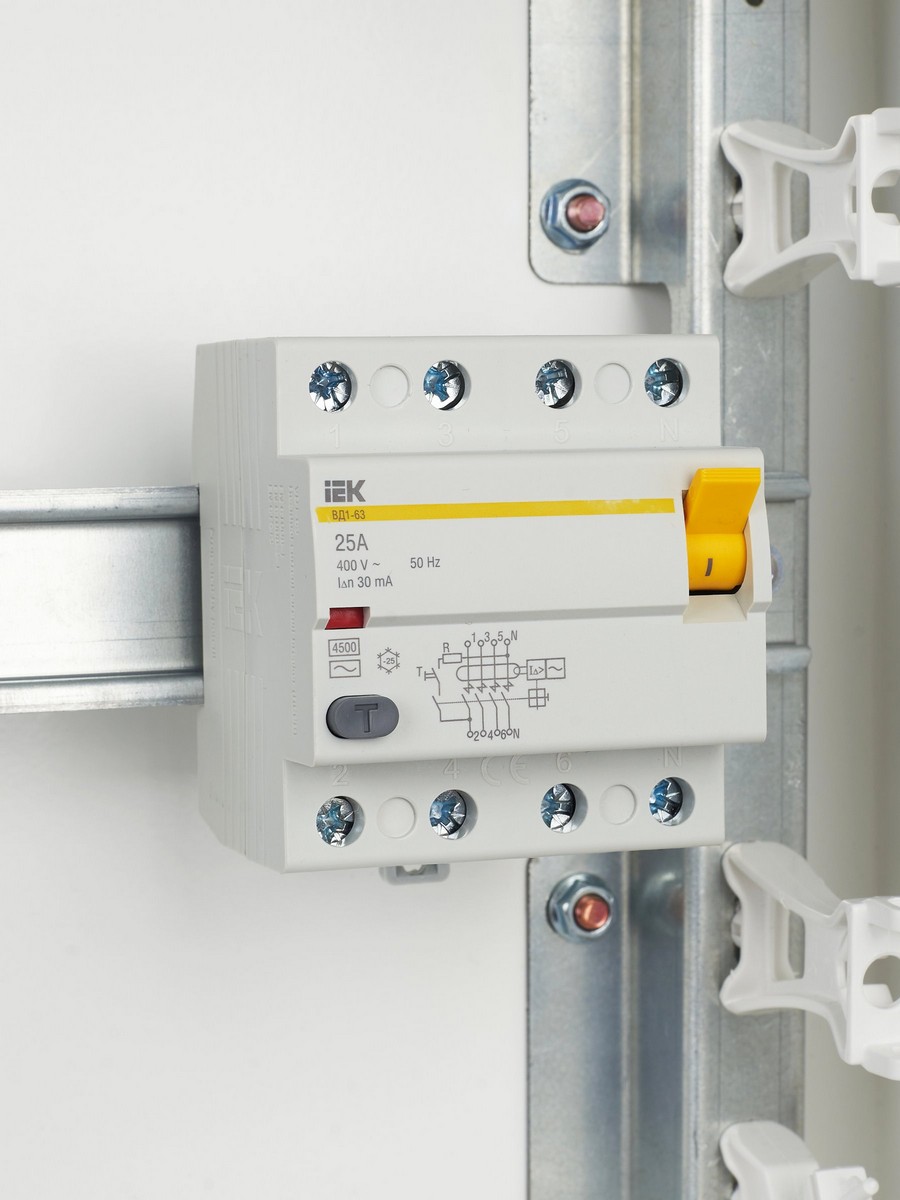 IEK Выключатель дифференциальный IEK KARAT ВД1-63 (УЗО) 4Р 25А 30мА MDV10-4-025-030 