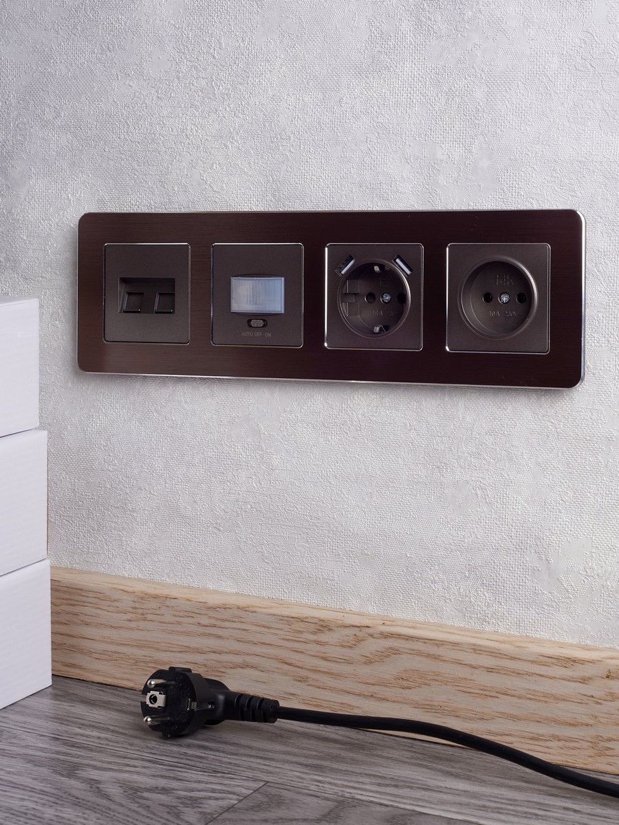 Рамка IEK BRITE DECOR Коричневый металл. скругл.угол 4-мест. РУ-4-1-Бр RE AL BR-M42-M-21-K30