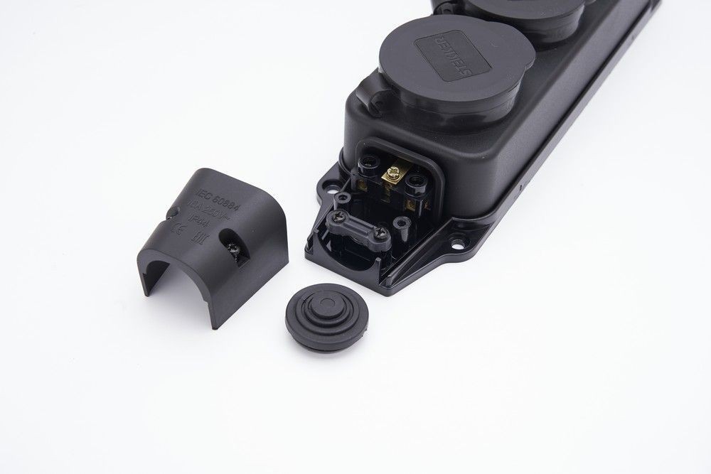 Колодки и удлинители, тройники Розетка переносная 4-местная c/з STEKKER RST16-24-44 каучук 250В 16А IP44 черный 39019 