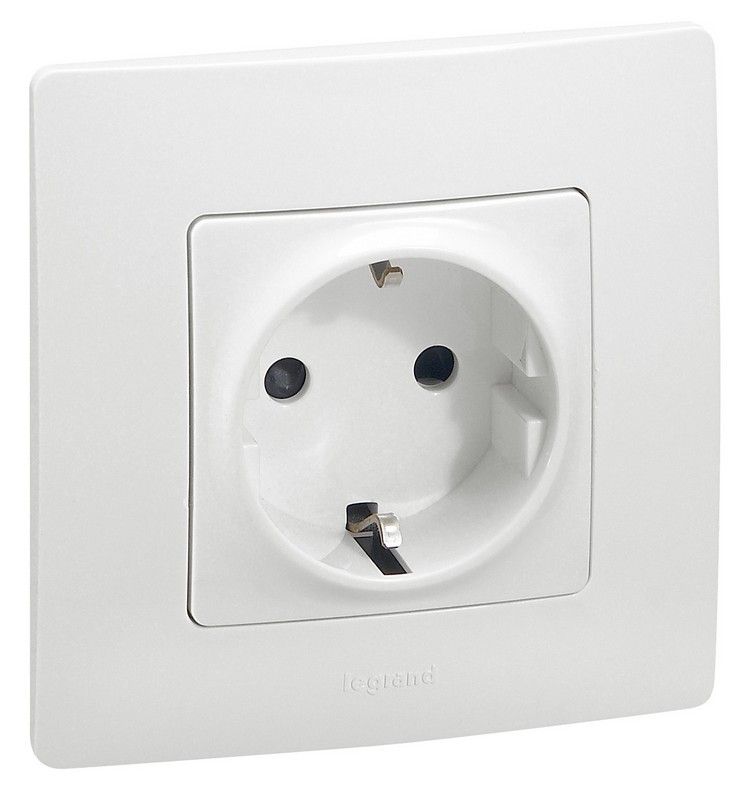 Legrand Etika Белый Розетка электрическая Legrand Etika белый с/з, винт. клем. 672221