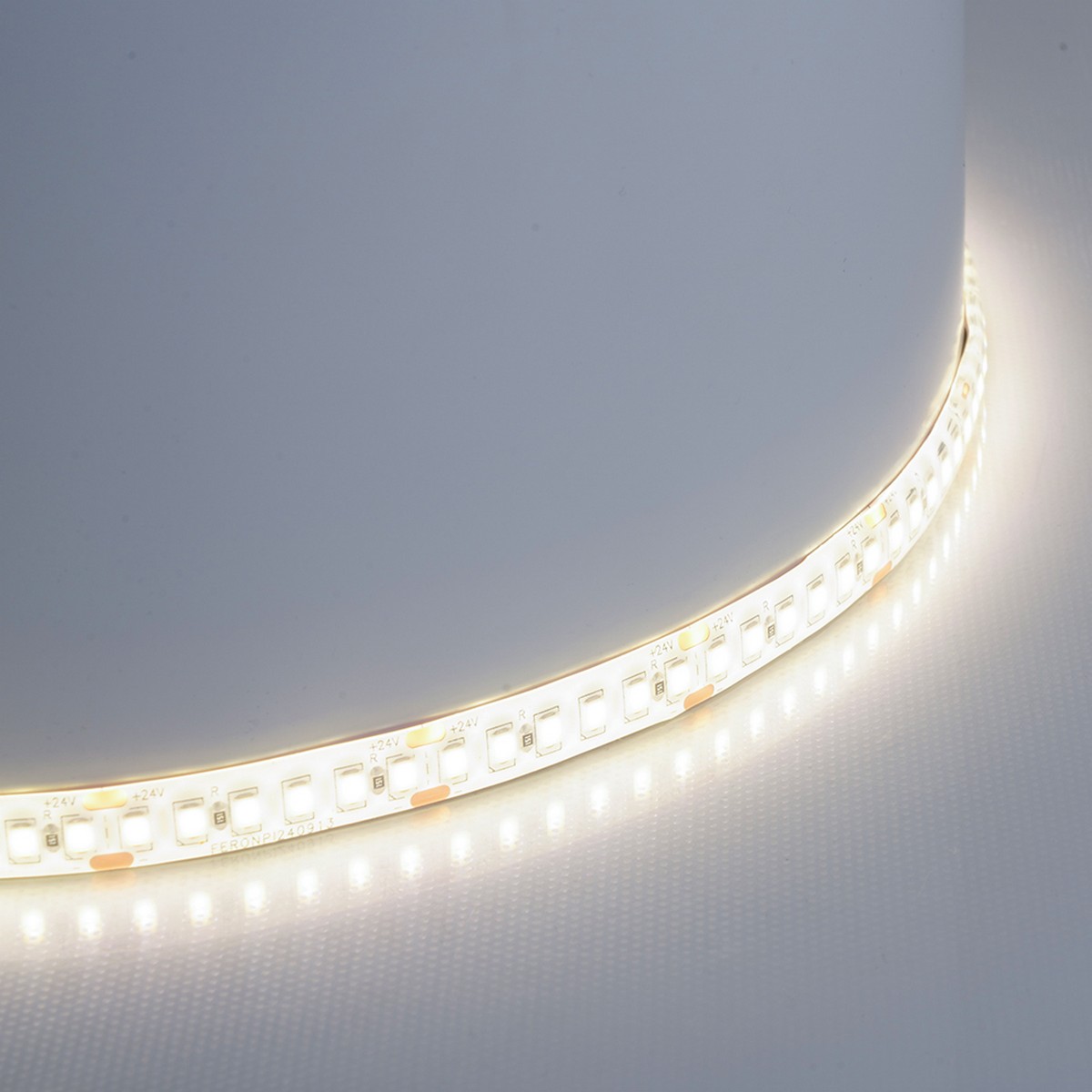 Светодиодная LED лента Feron LS512 180SMD(2835)/м 16Вт/м 24V 6000К IP65 51827
