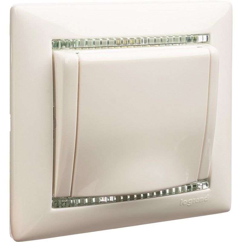 Legrand Valena Classic Белый Розетка Legrand Valena белый 1-ая с/з с крышкой 774422