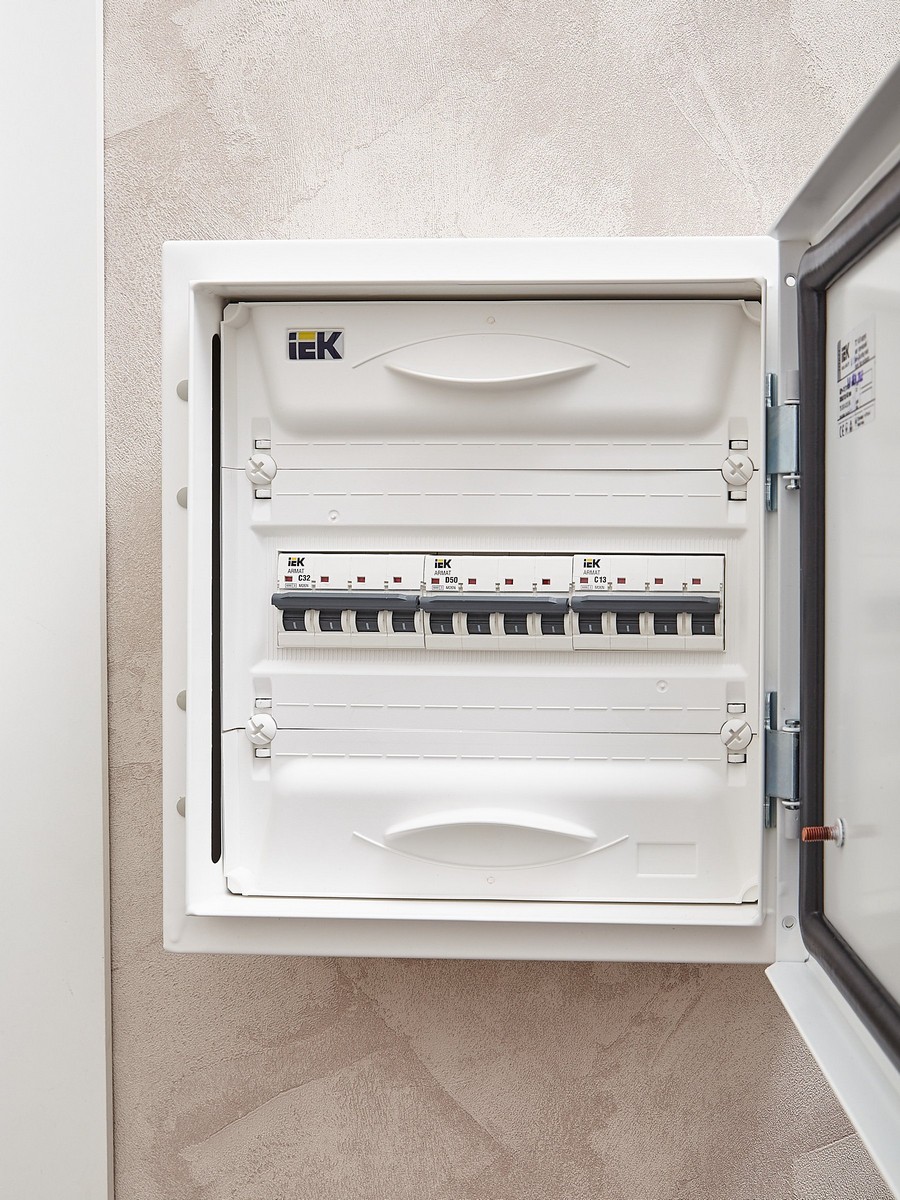 4 полюсные (четырехполюсные) Автоматический выключатель IEK ARMAT M06N 4P D 50А AR-M06N-4-D050 