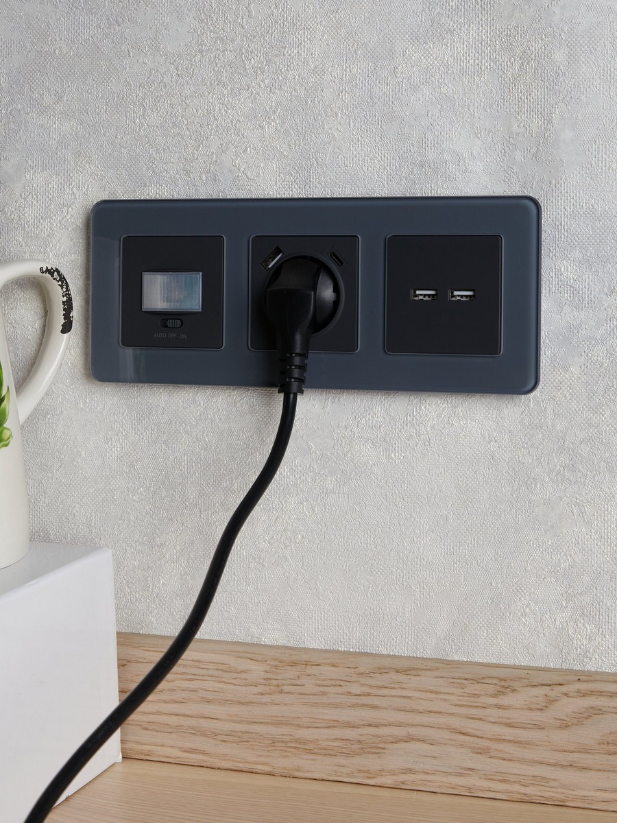 Розетка IEK BRITE с с/з и шторками 16А с USB A+C 18Вт РЮш11-1-БрГ графит BR-R14-16-U22-018-K53