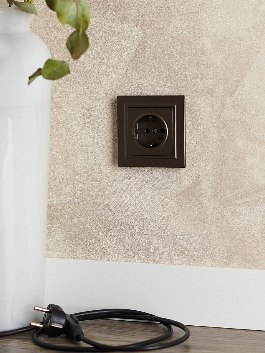 IEK Brite Рамки Рамка IEK BRITE 1-местная IP44 РУ-1-БрТБ-44 темная бронза BR-M12-44-K45