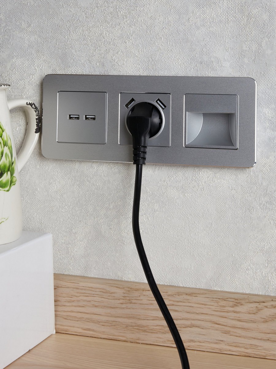 Розетка IEK BRITE с с/з и шторками 16А с USB A+A 2,1А РЮш10-1-БрА алюминий BR-R14-16-U21-D21-K47