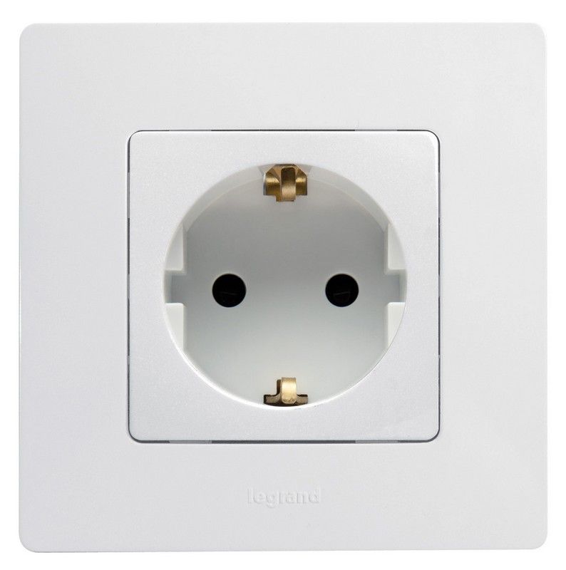 Legrand Etika Белый Розетка электрическая Legrand Etika белый с/з, винт. клем. 672221