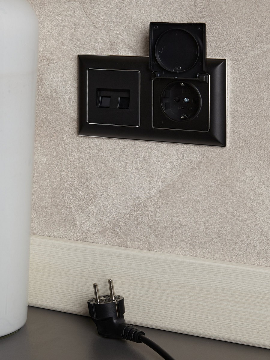 IEK Brite Черный Розетка IEK BRITE с/з с шторками и крышкой 16А IP20 РСбш10-3-БрЧ черный BR-R16-16-K02