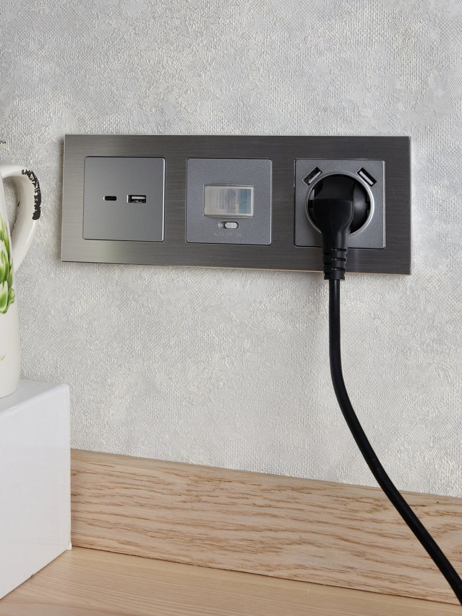 Розетка IEK BRITE USB A+C 18Вт РЮ11-1-БрА алюминий BR-U22-018-K47