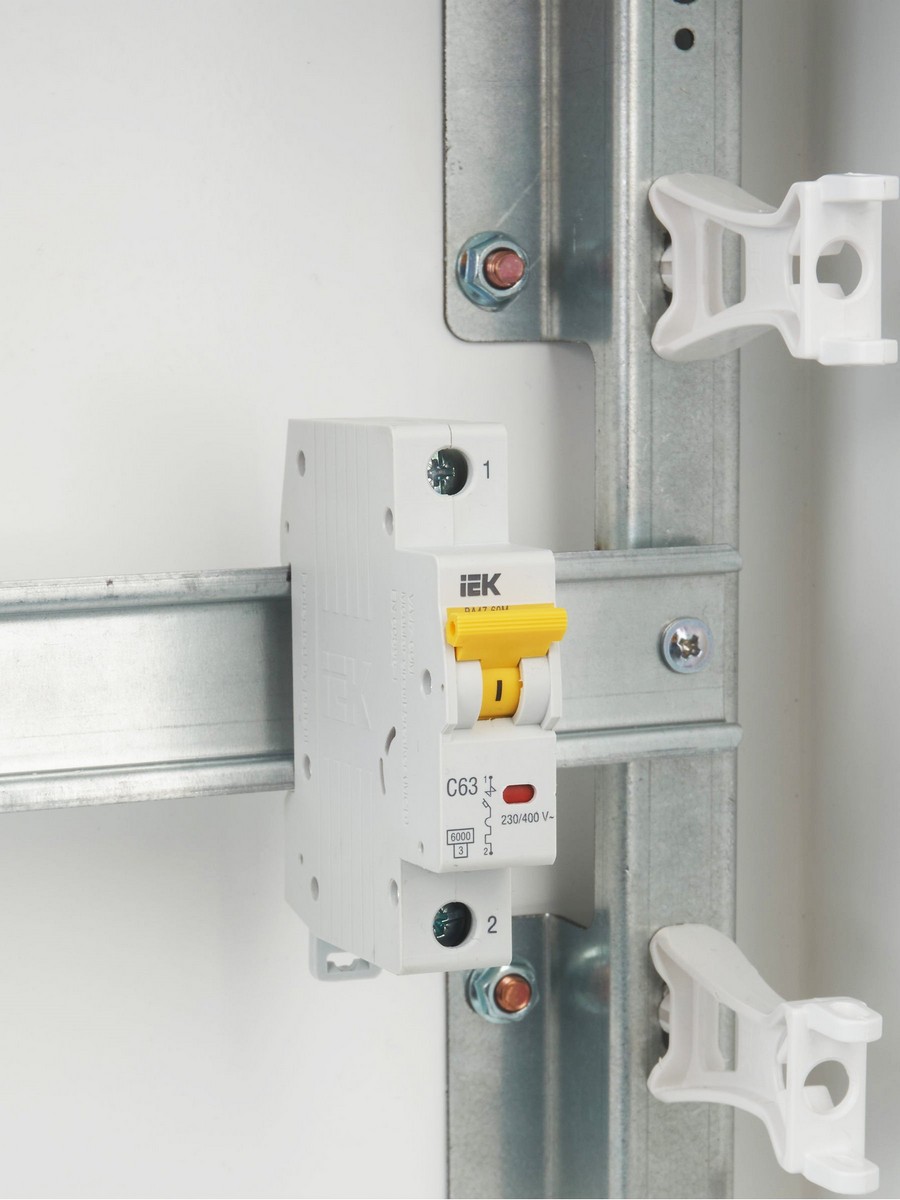 1 полюсные (однополюсные) Автоматический выключатель IEK KARAT ВА47-60M 1Р 63А 6кА С MVA31-1-063-C 