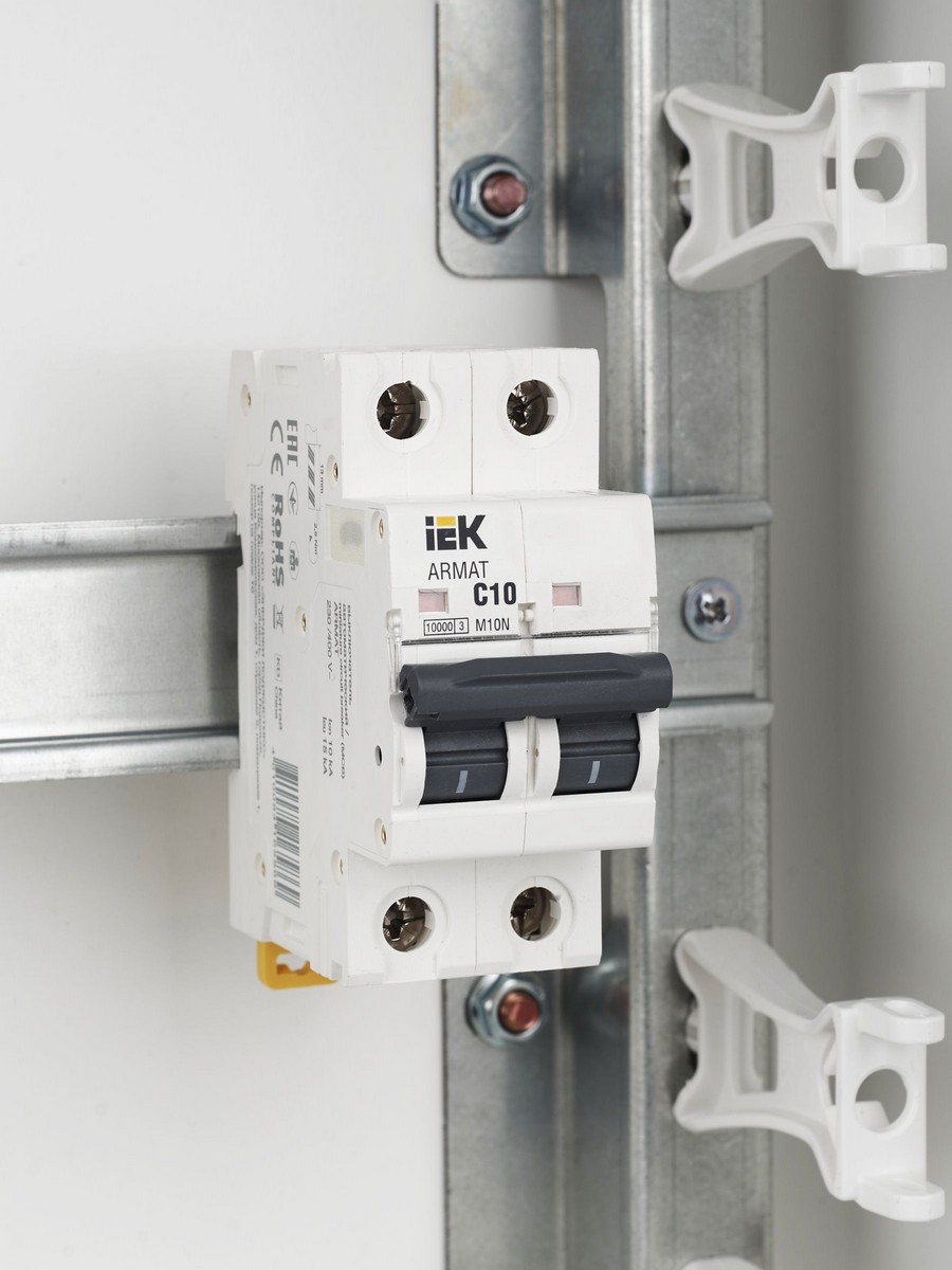 2 полюсные (двухполюсные) Автоматический выключатель IEK ARMAT M10N 2P C 10А AR-M10N-2-C010 