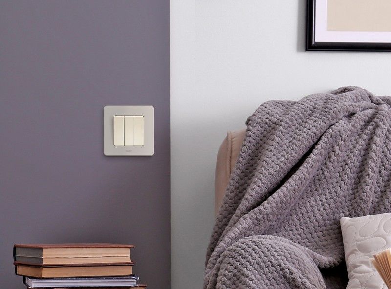 Legrand Inspiria Слоновая кость Выключатель Legrand INSPIRIA Слоновая кость трехклавишный 10 AX 250 В 673641