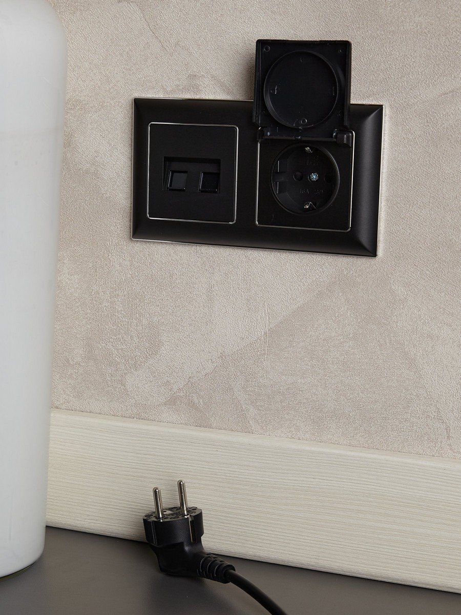 Рамка IEK BRITE DECOR Черный/хром 3D-форма 2-мест. РУ-2-Бр BR-M22-12-2-K23