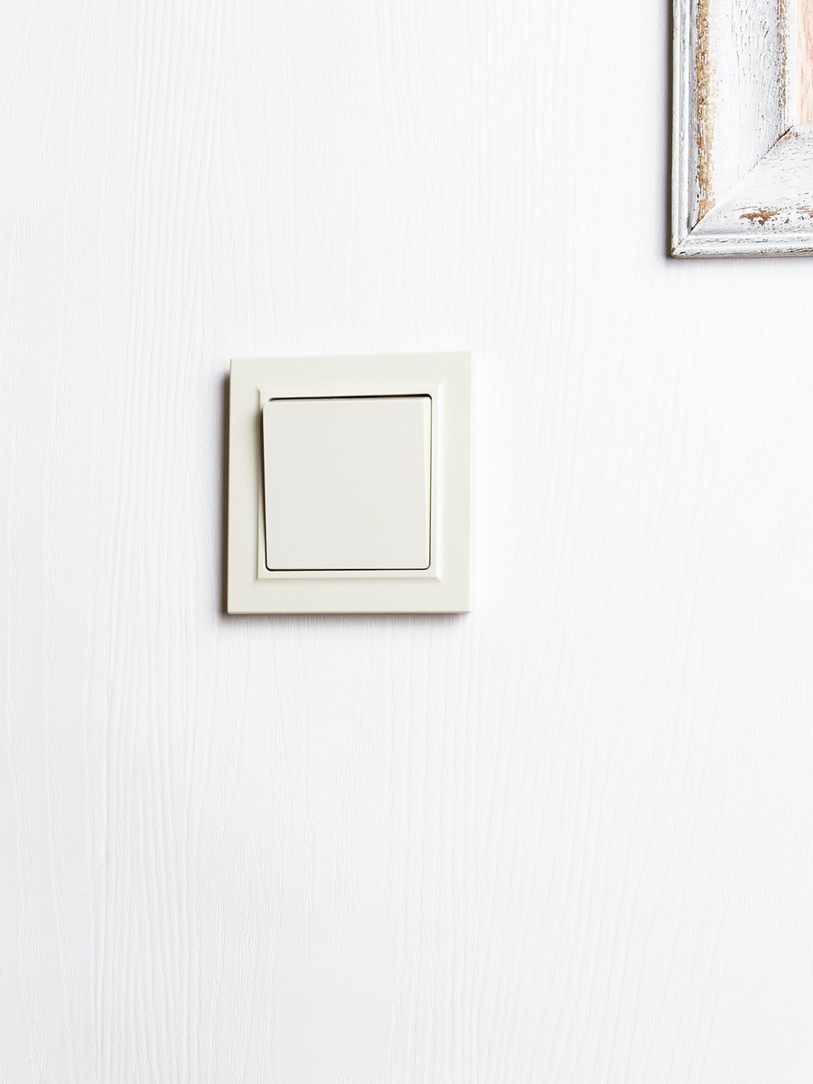 IEK Brite Бежевый Выключатель IEK BRITE 1-клавишный 10А ВС10-1-0-БрКр бежевый BR-V10-0-10-K10