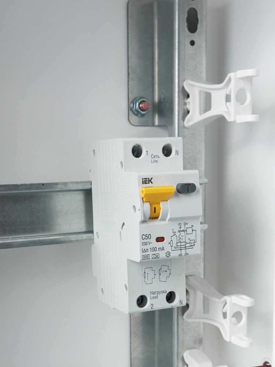 IEK Дифференциальный автоматический выключатель IEK KARAT АВДТ32 2P 50A 100мА MAD22-5-050-C-100 