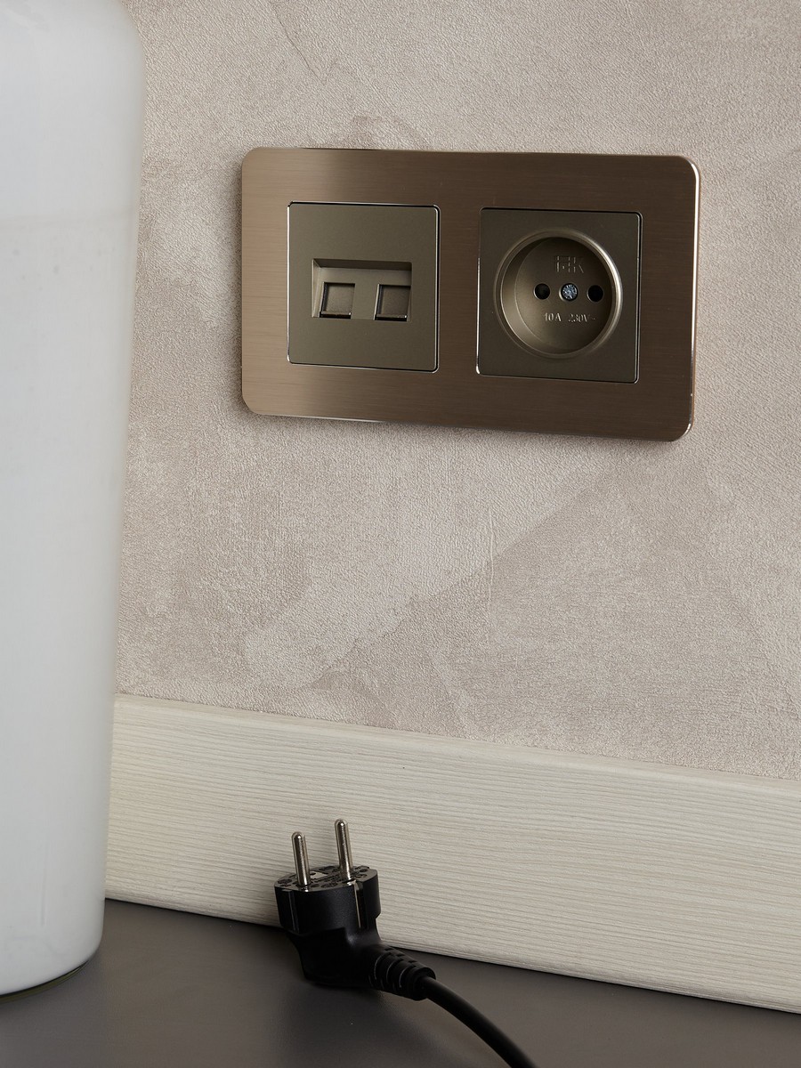 IEK Brite Рамки Рамка IEK BRITE DECOR Шампань металл. скругл.уголРамка 2-м РУ-2-1-Бр RE AL BR-M22-M-21-K37