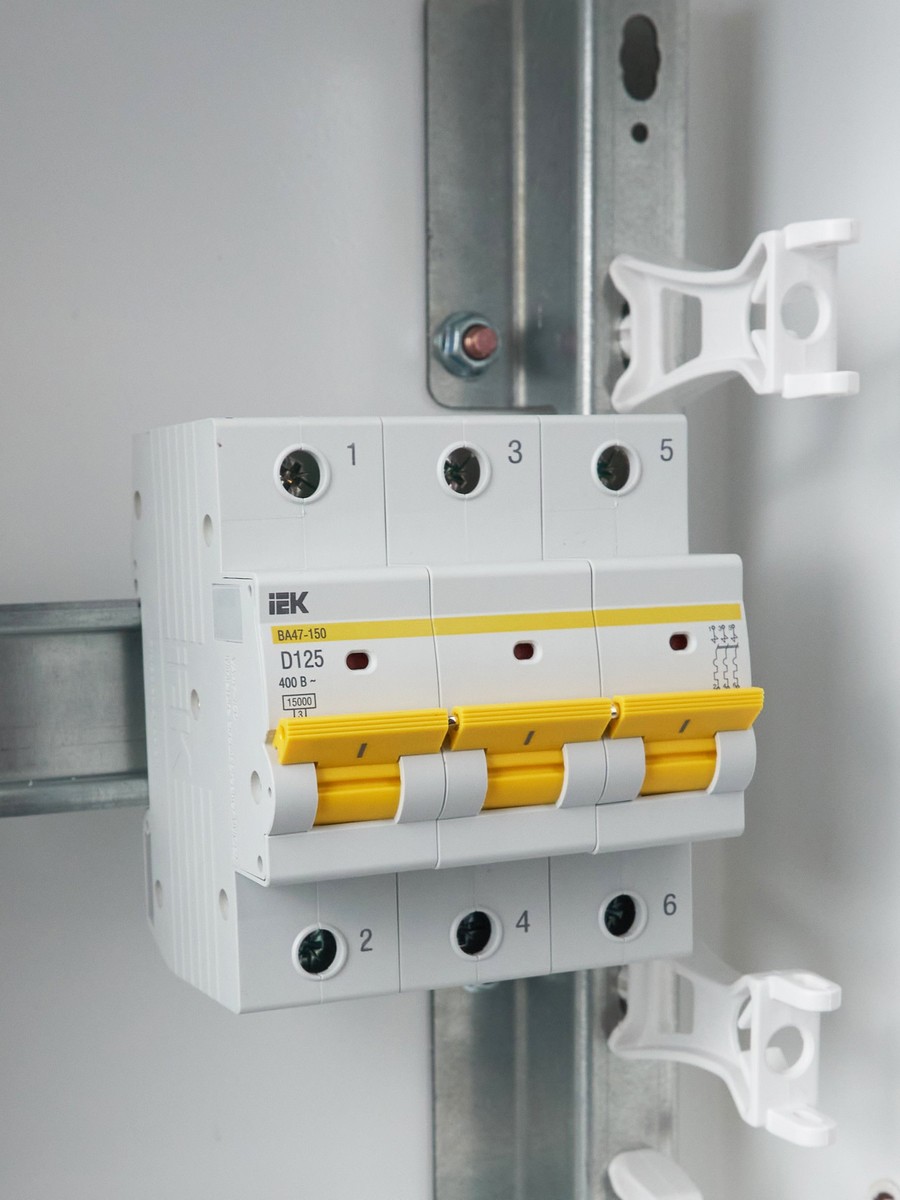 3 полюсные (трехполюсные) Автоматический выключатель IEK KARAT ВА47-150 3Р 125А 15кА х-ка D MVA50-3-125-D 