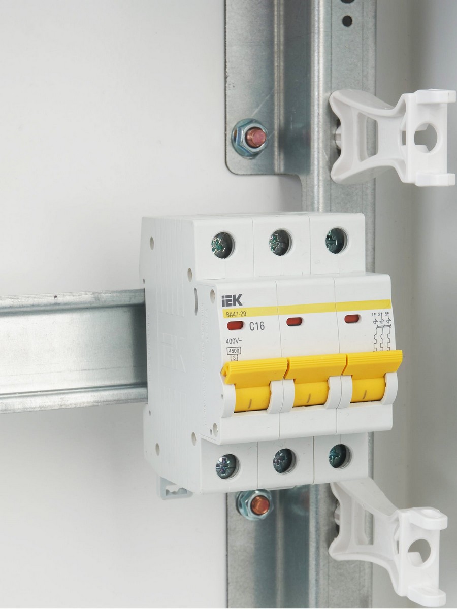 3 полюсные (трехполюсные) Автоматический выключатель IEK KARAT ВА47-29 3Р 16А 4,5кА х-ка С MVA20-3-016-C 