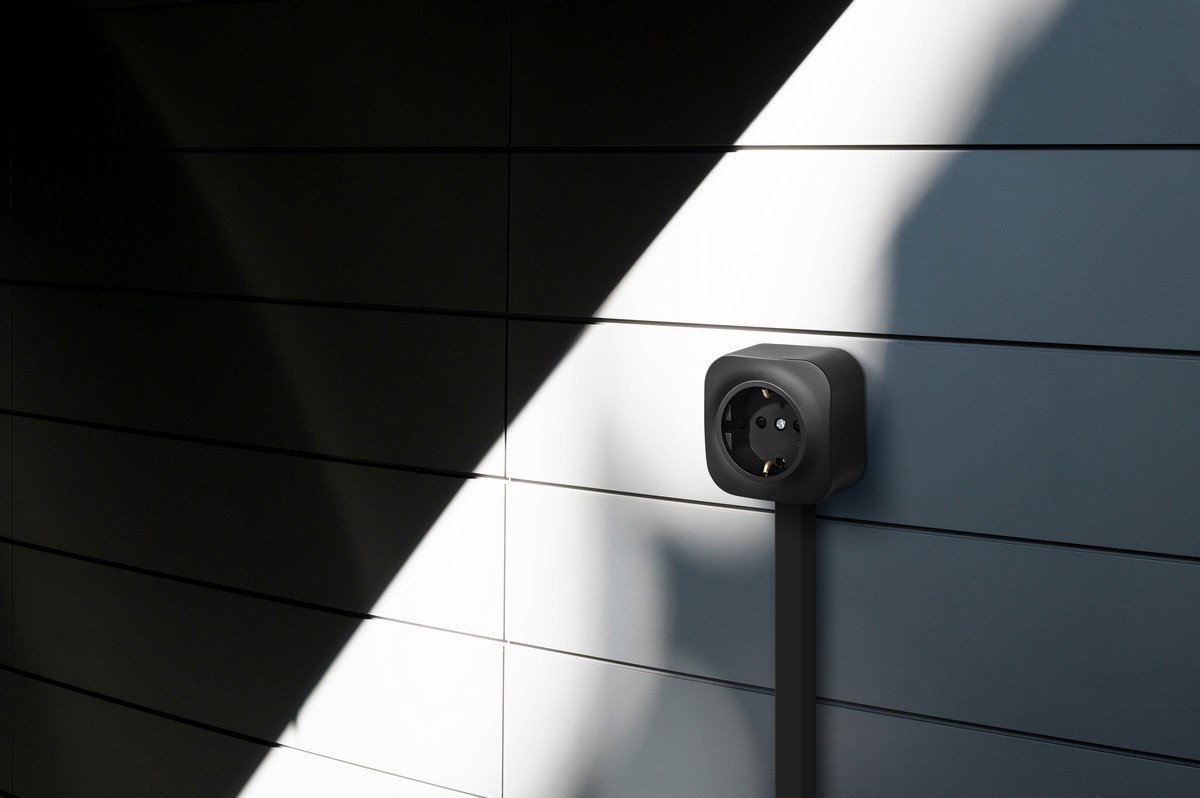 Розетка Legrand Quteo Чёрный матовый с заземлением без шторок 782472