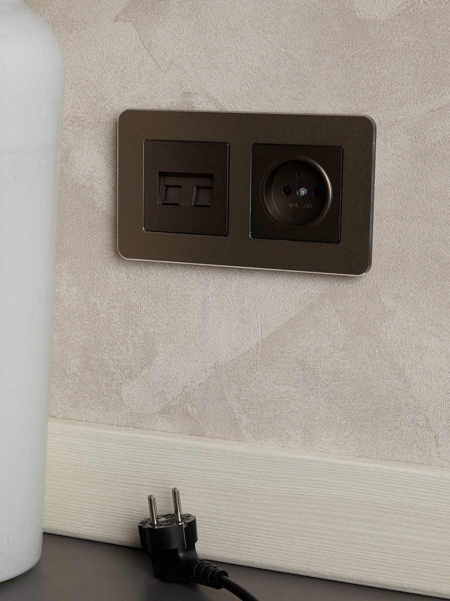 IEK Brite Бронза Розетка IEK BRITE BASE Темн.бронза без з/к с з/ш 10А РСш10-2-БрТБ BR-R13-10-K45