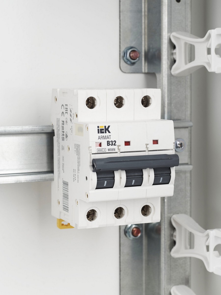 Автоматический выключатель IEK ARMAT M06N 3P B 32А AR-M06N-3-B032