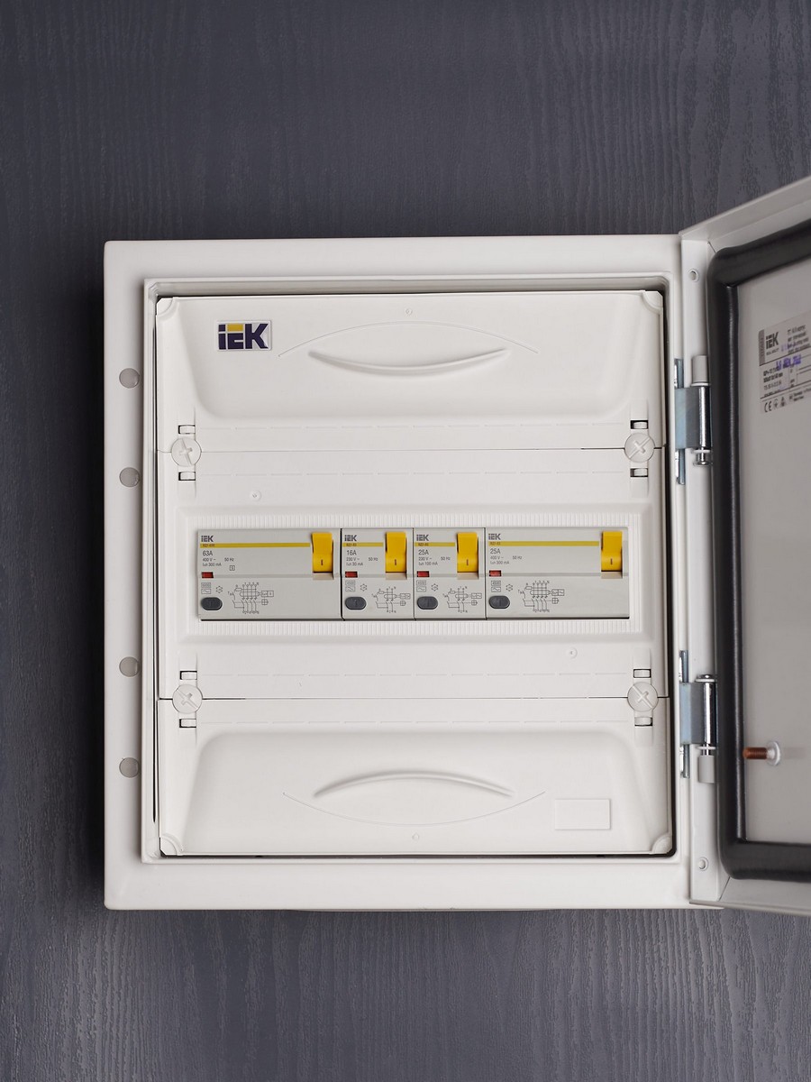 IEK Выключатель дифференциальный IEK KARAT ВД1-63 (УЗО) 2Р 25А 100мА MDV10-2-025-100 