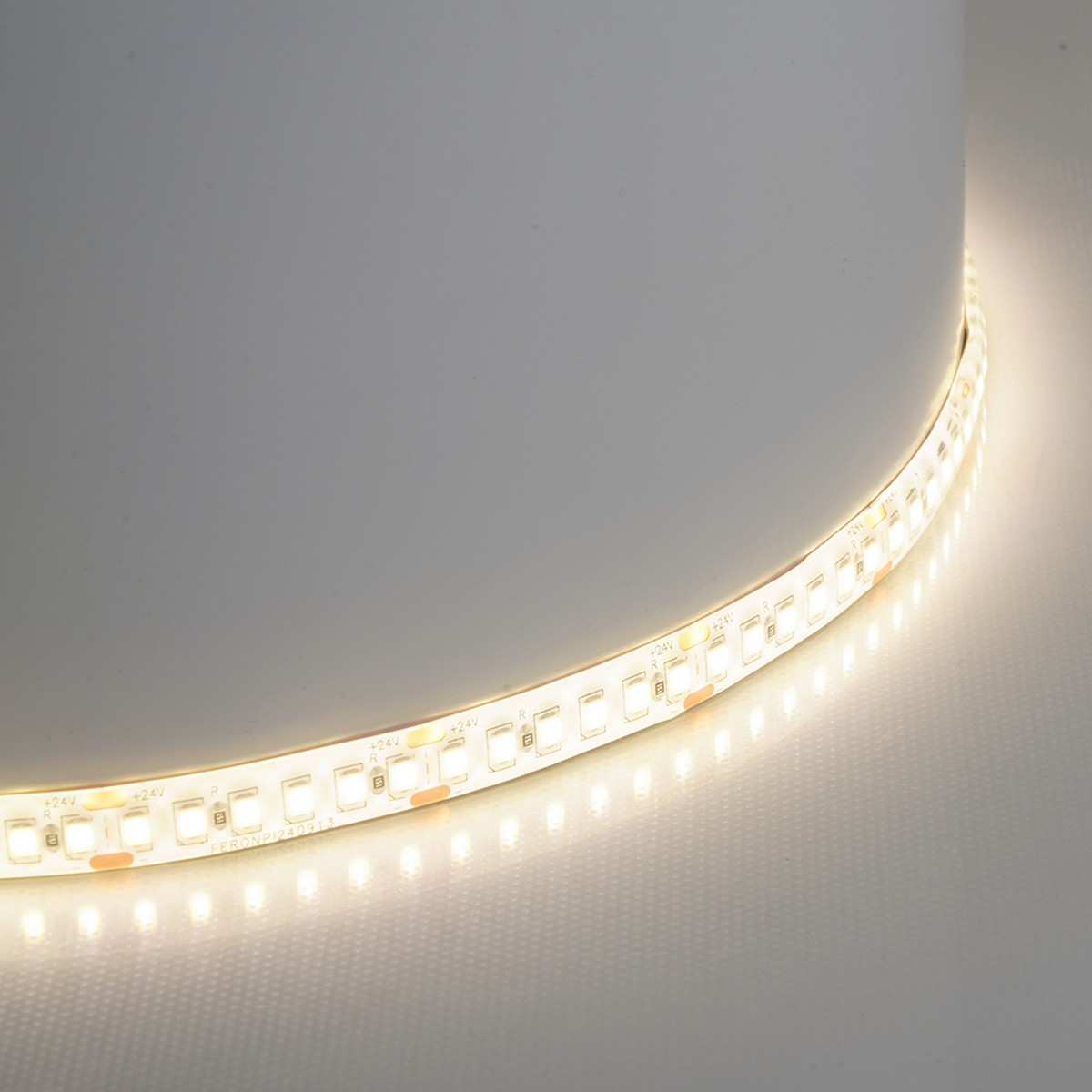 Лента светодиодная Feron LS512 180SMD(2835)/м 16Вт/м 24V 4000К IP65 5 метров 51826