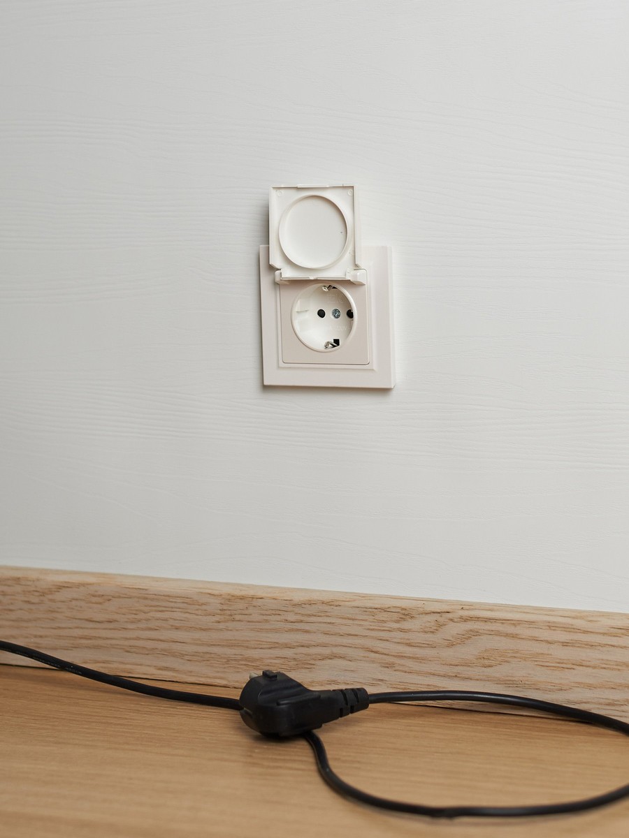 Розетка IEK BRITE с/з с шторками и крышкой 16А IP44 РСбш10-3-44-БрЖ жемчуг BR-R16-16-44-K36