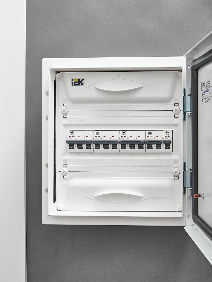 Автоматический выключатель IEK ARMAT M06N 3P C 4А AR-M06N-3-C004
